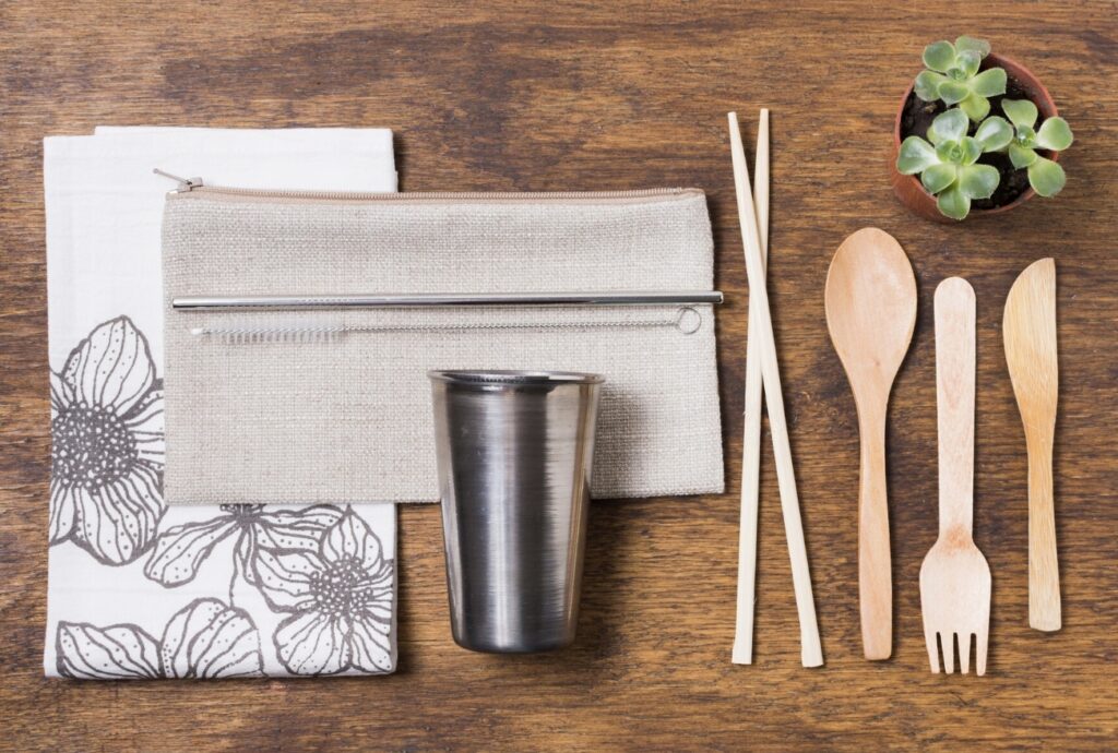 Set peralatan makan BambooLite dari bambu alami dengan pouch kain